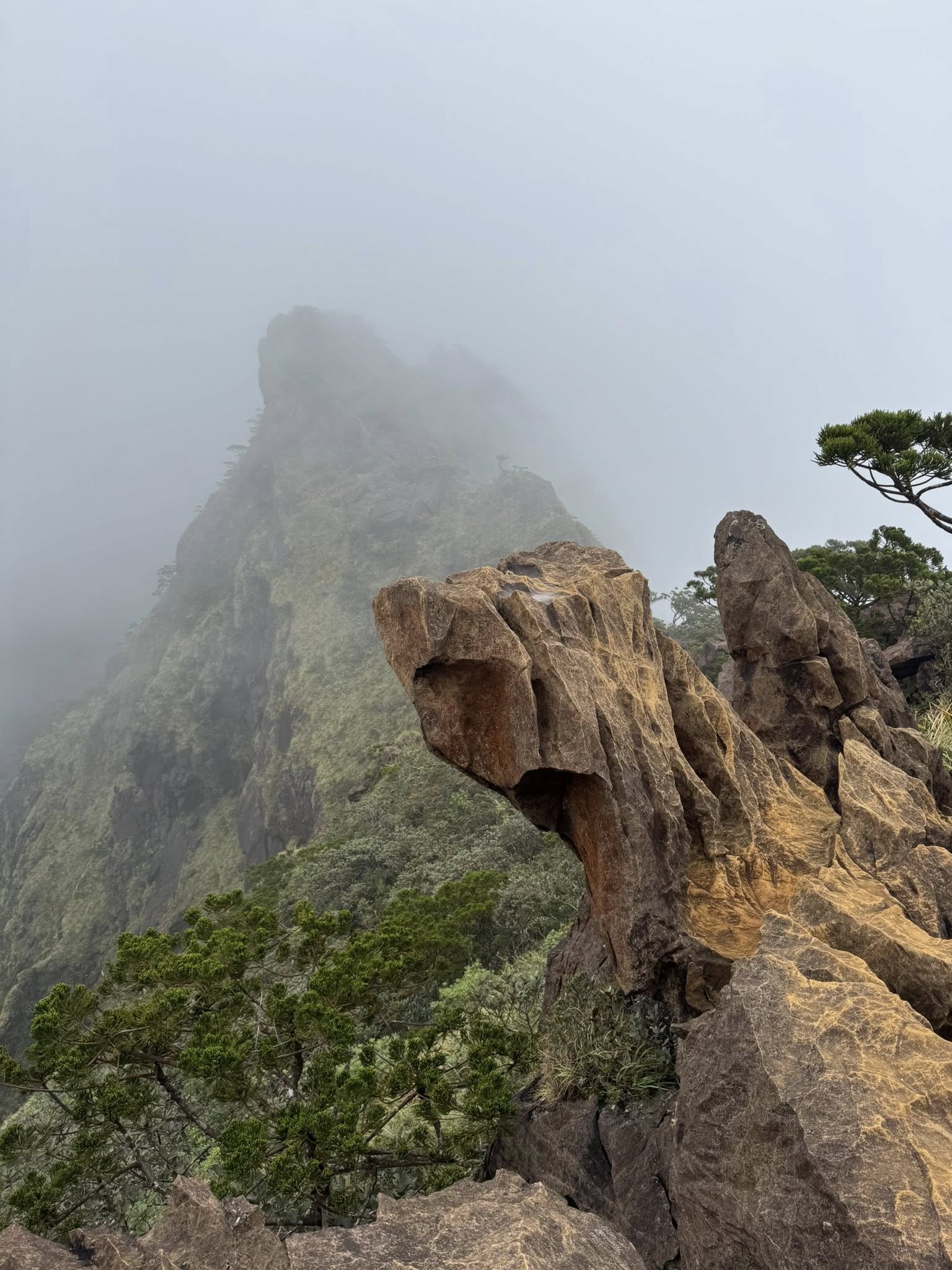 GUITING-GUITING TRAVERSE- WITH CRESTA DE GALLO ISLAND